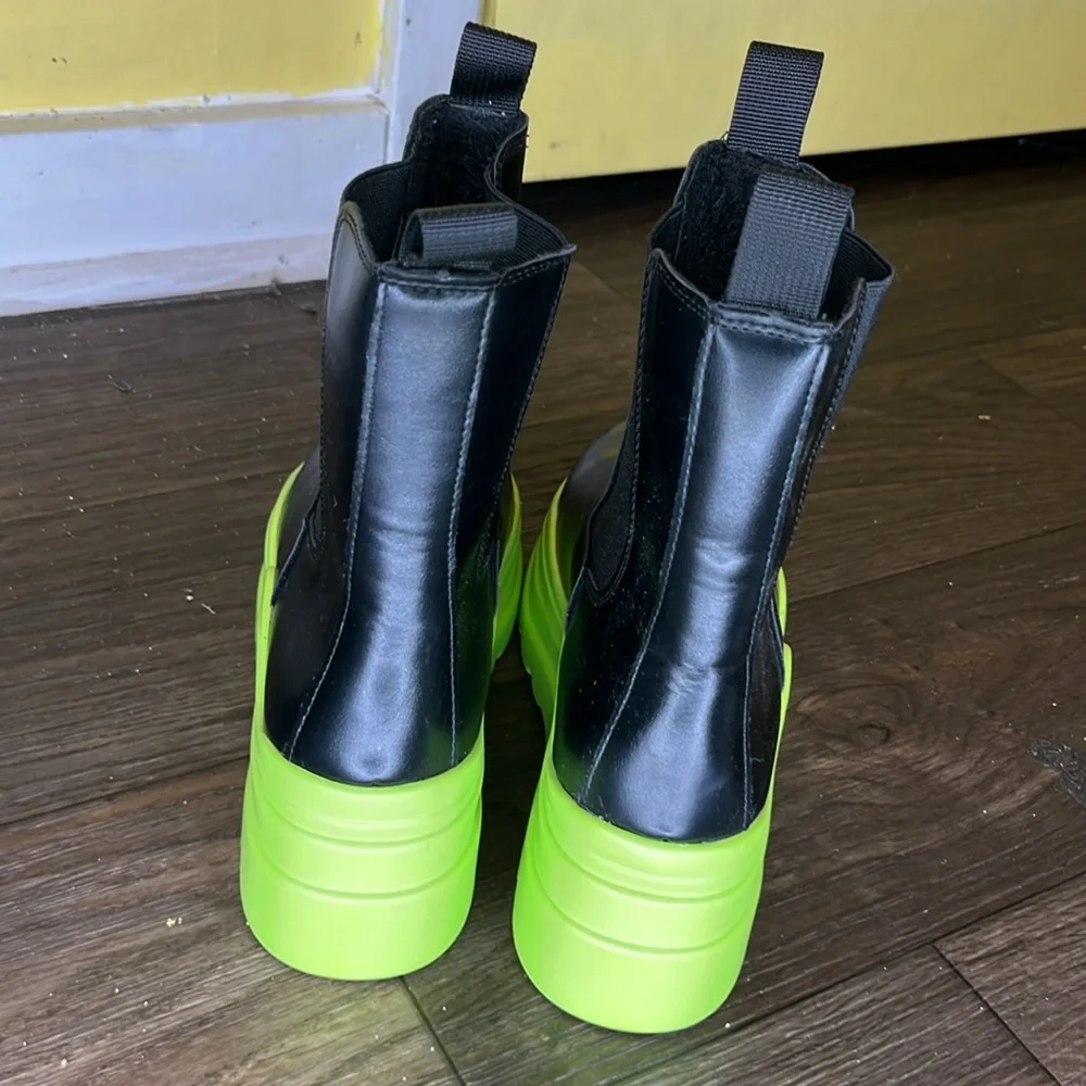 Women Platform Boots - Picture 3 of 6